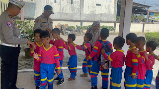 Siswa TK Mutiara Bunda Kunjungi Mapolsek Tapung, Belajar Mengenal Profesi Kepolisian